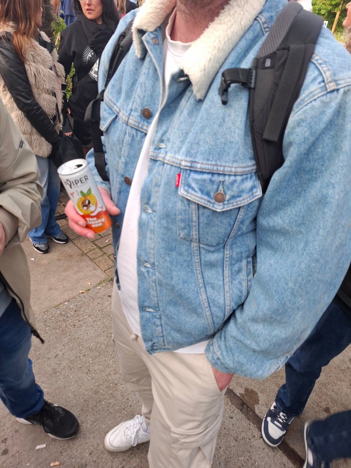 Levi's jacket, cider in hand, al bezig